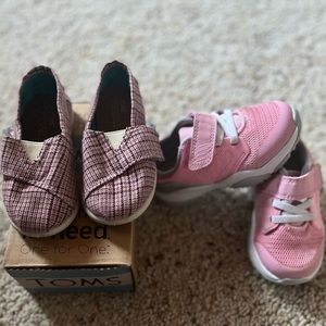 Little girl shoes size 6 toddler.